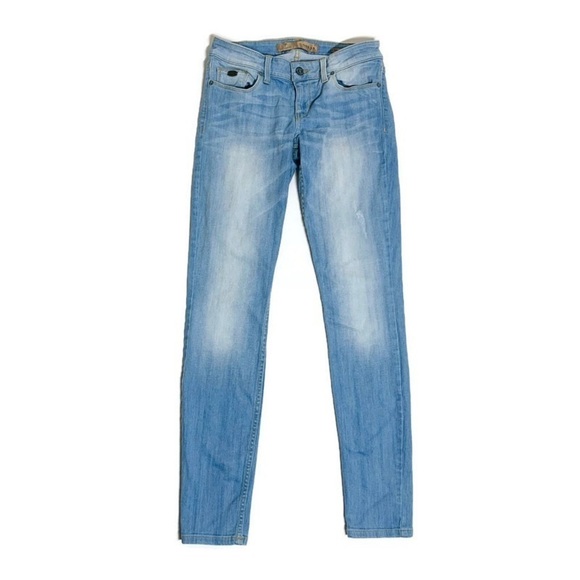 𝅺GUESS power skinny low rise light wash jeans - Picture 1 of 8